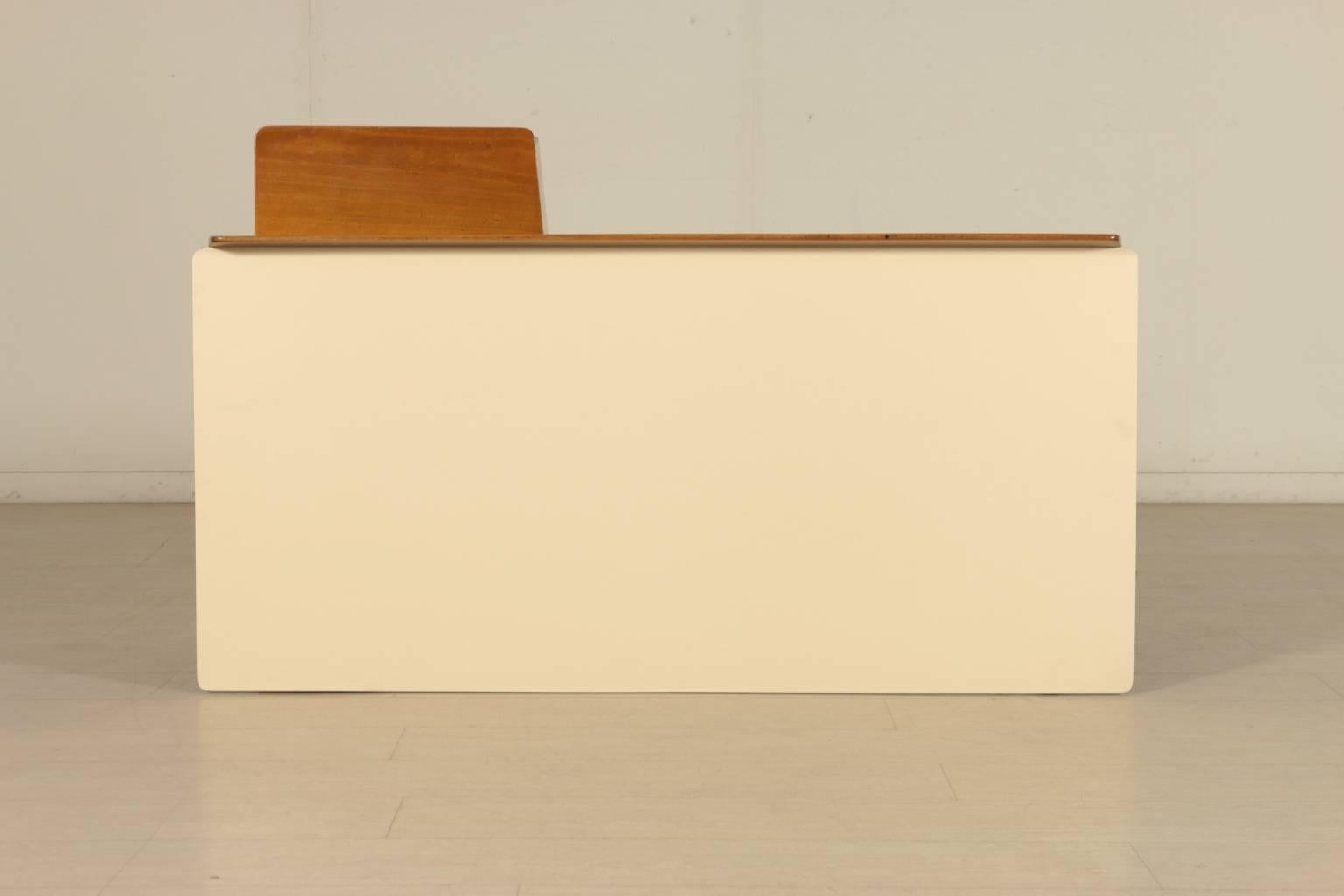A desk attributed to Vittorio Dassi, mahogany, top covered with formica. Manufactured in Italy, 1950s.