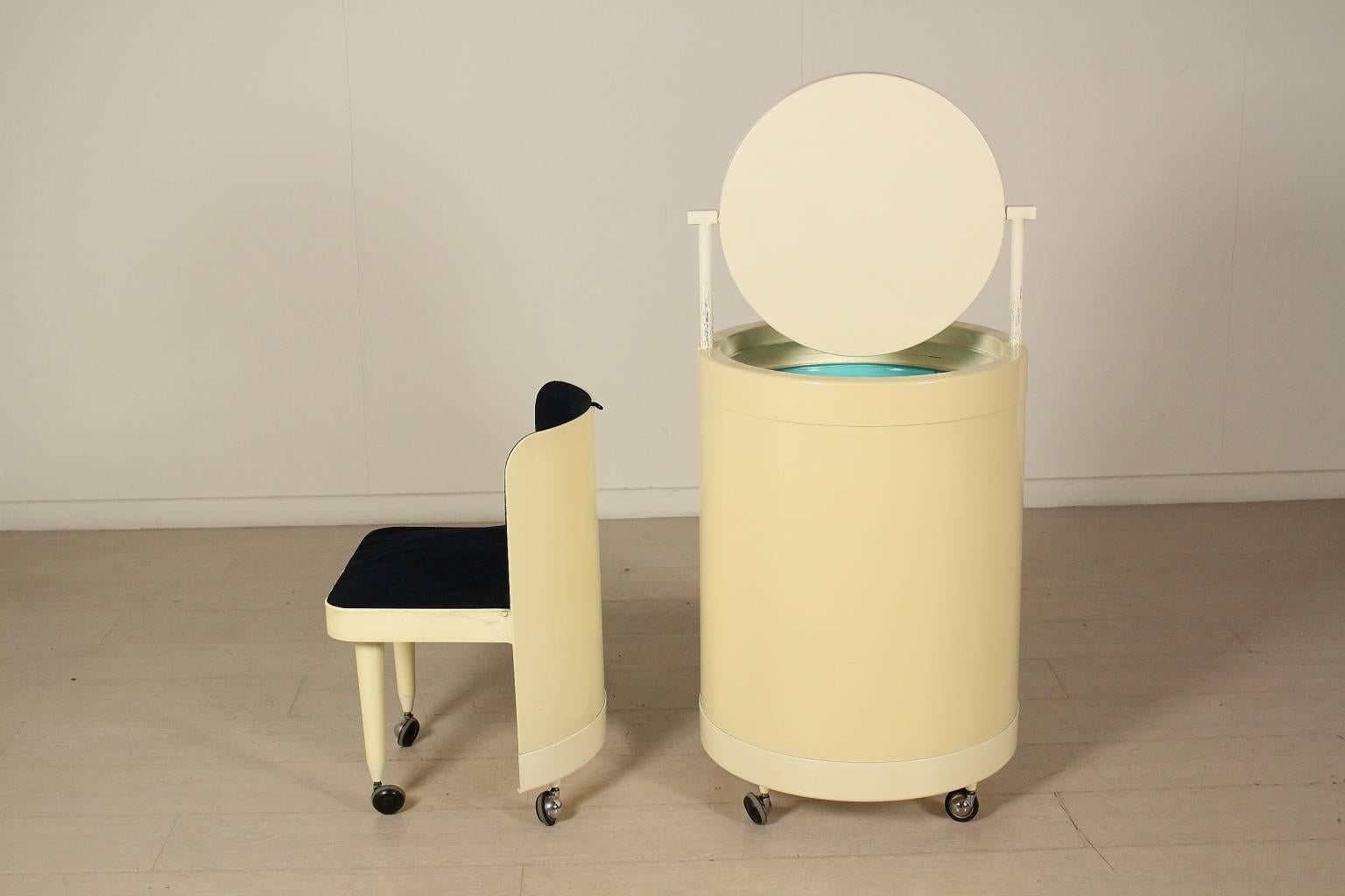 Plastic dressing table with mirror. Manufactured in Italy, 1970s.