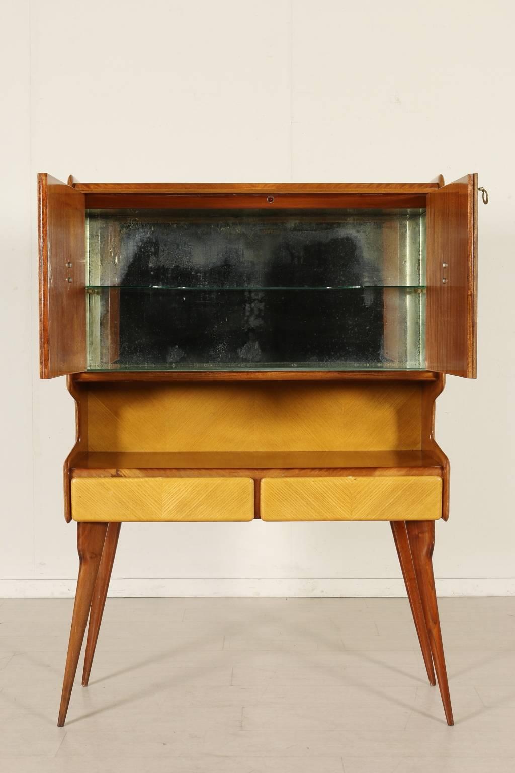 A bar cabinet in the style of Ico Parisi, mahogany and maple veneer. Manufactured in Italy, 1950s.