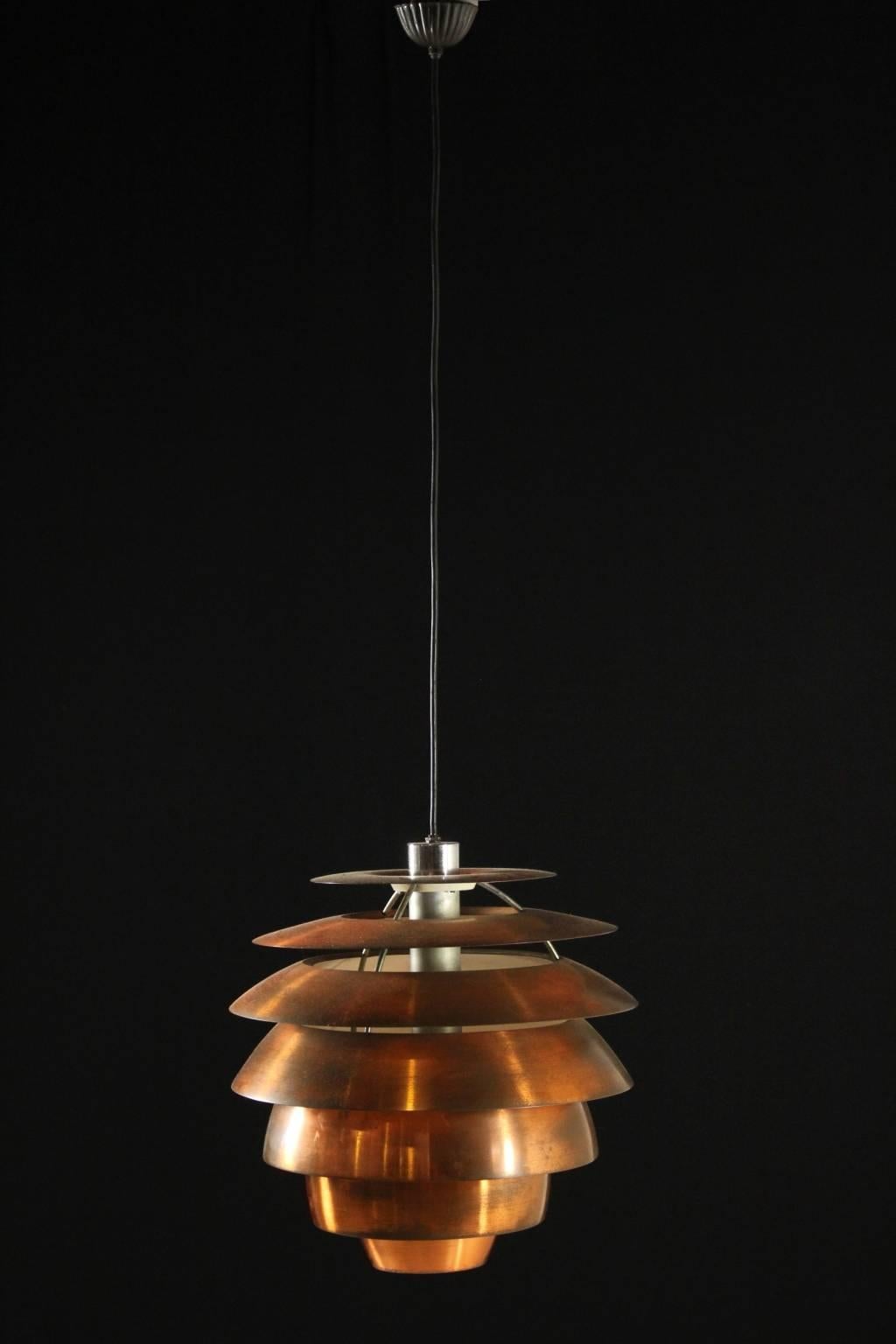 A hanging lamp by Stilnovo, brushed copper, lacquered metal. 1231 model. Manufactured in Italy, 1960s.