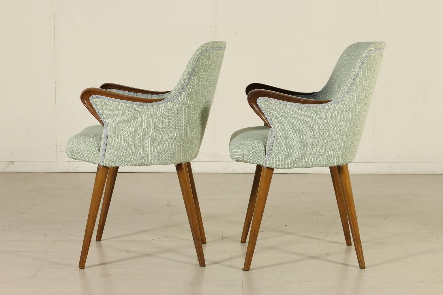 A pair of chairs designed by Osvaldo Borsani for Tecno, P38 model. Foam padding, fabric upholstery and stained beechwood. Manufactured in Italy, 1950s.