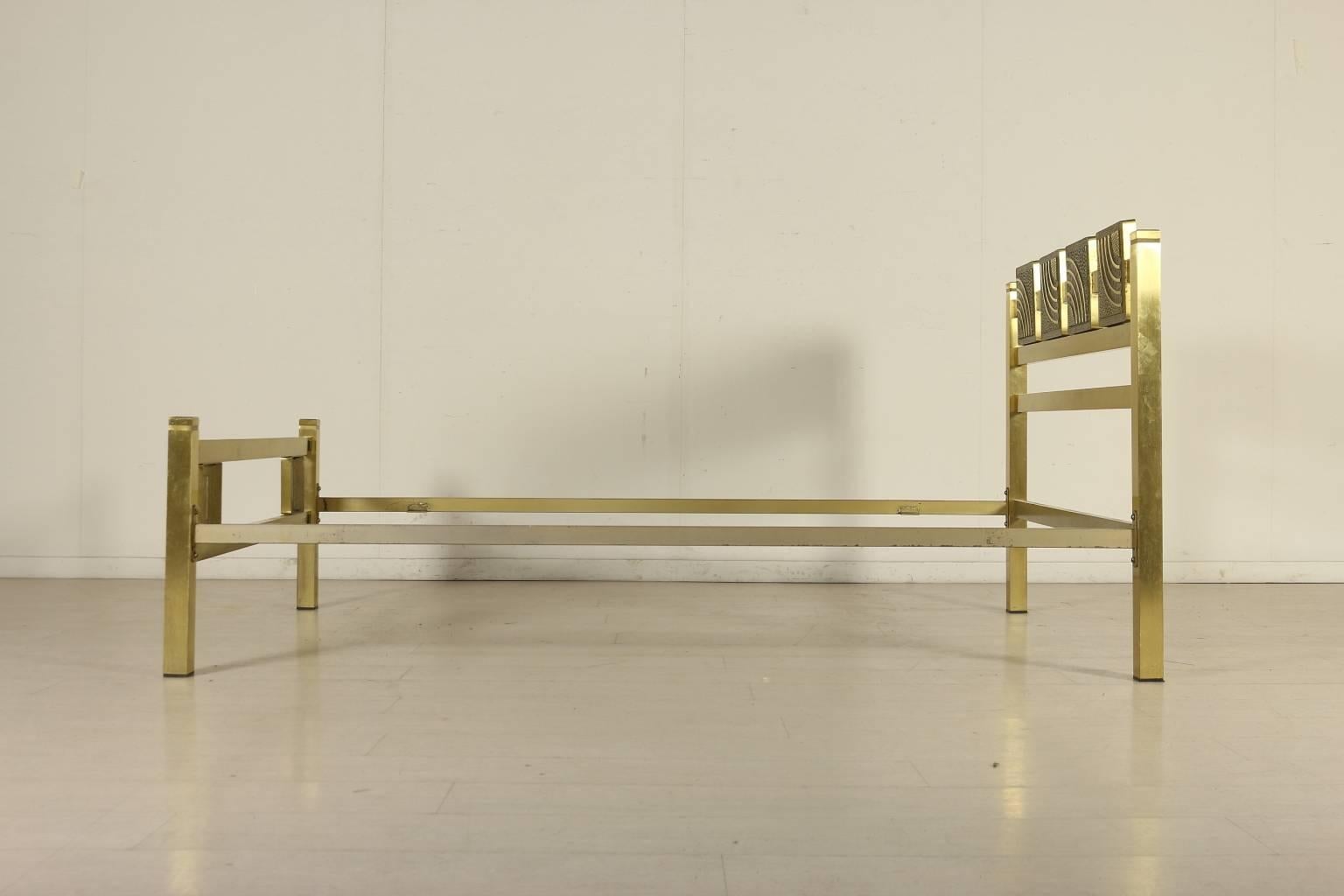 A brass bed with decorative panels. Manufactured in Italy, 1960s. Internal measures: 194 cm x 121 cm.