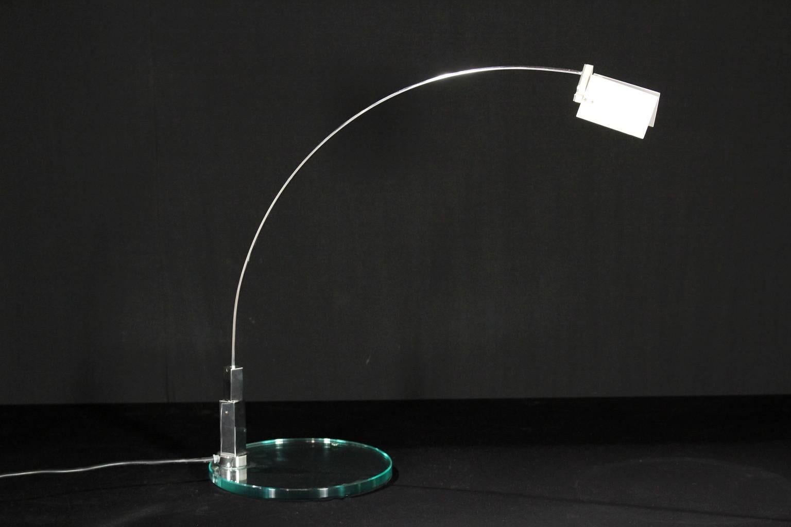 'Falena Tavolo' table lamp designed by Alvaro Siza for Fontana Arte. Swing arm, glass, chromed metal, lacquered aluminium. Manufactured in Italy, 1994.