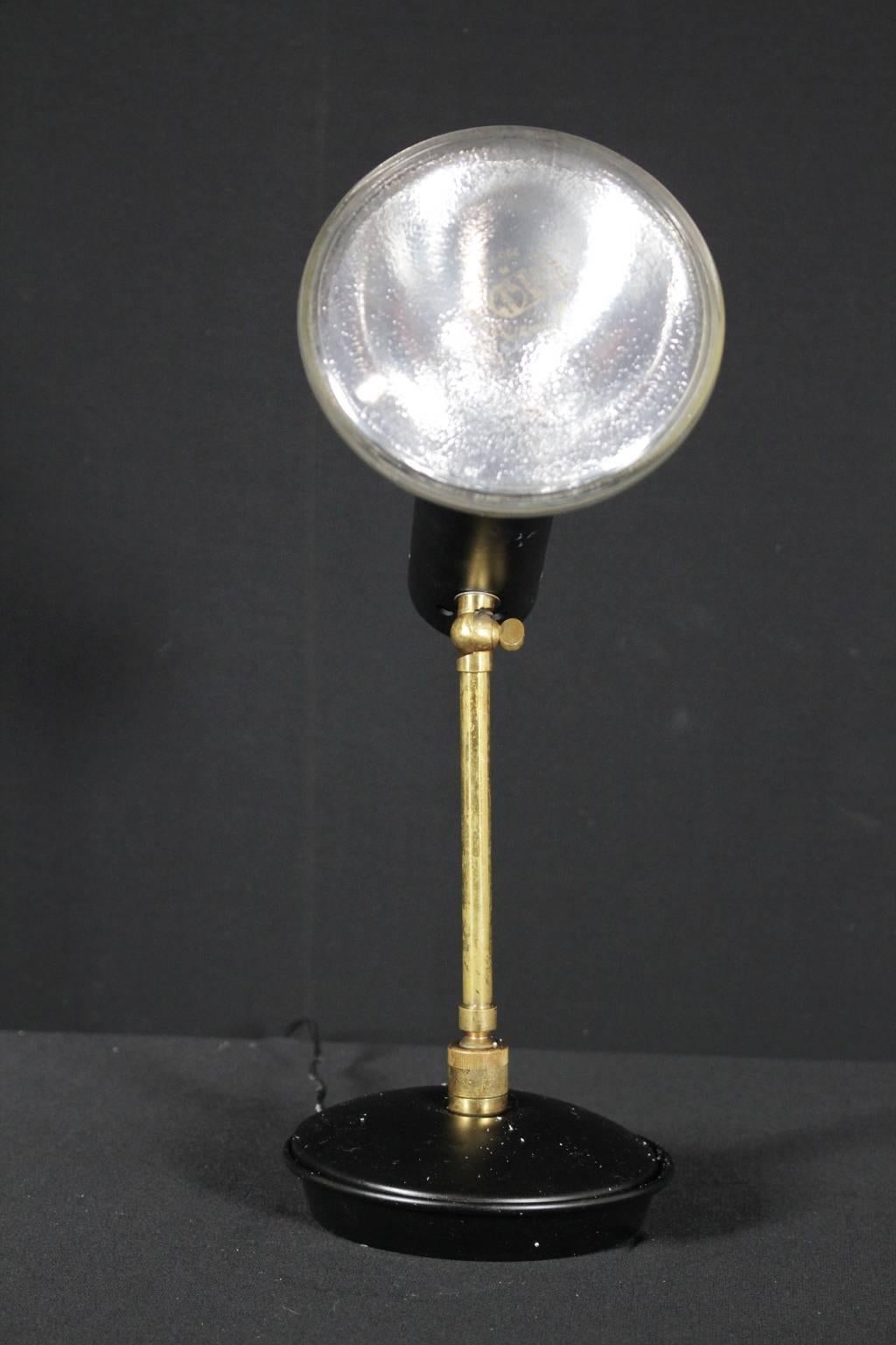 A brass and aluminum table lamp with double joint. Manufactured in Italy, 1950s.