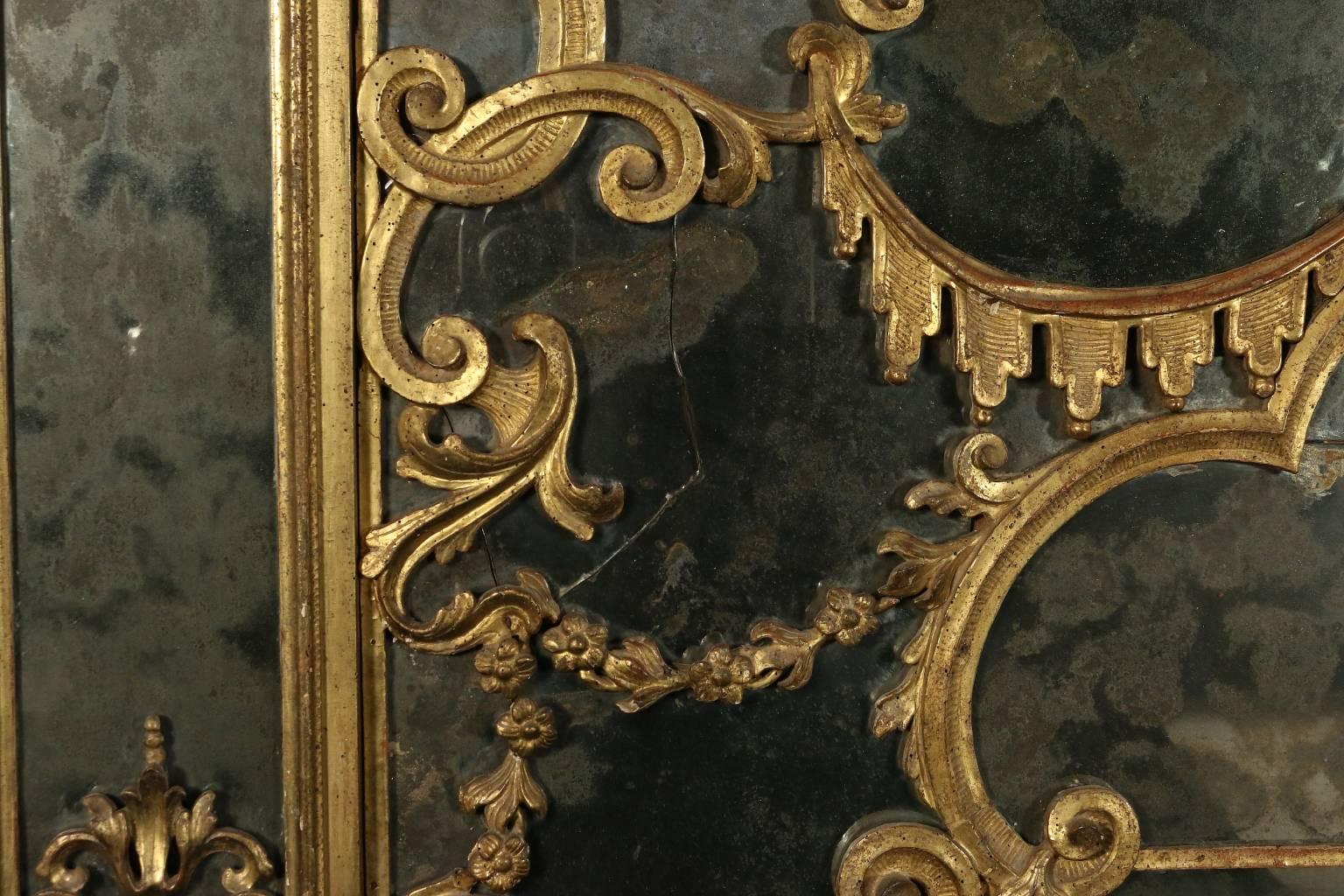 Early 18th Century Baroque Linden Carved and Gilded Wall Mirror for Fireplace In Good Condition In Milano, IT