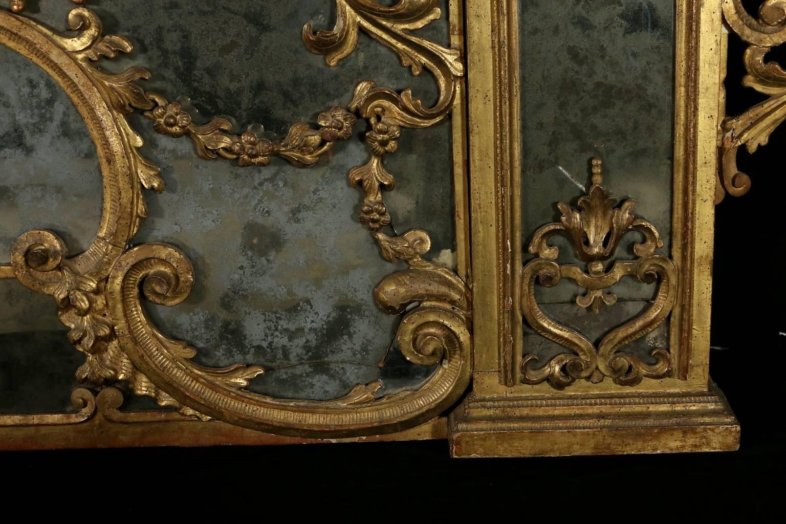 Early 18th Century Baroque Linden Carved and Gilded Wall Mirror for Fireplace 3