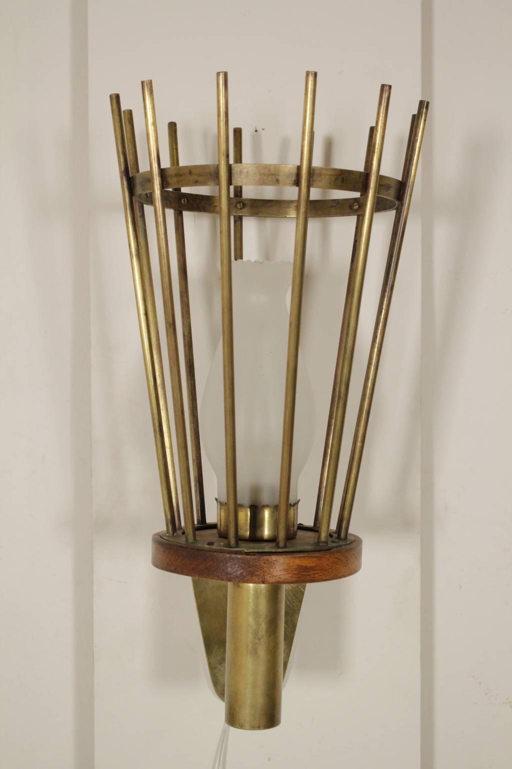 A wall lamp in the style of Gino Sarfatti's model 2024, brass, glass, wood. Manufactured in Italy, 1950s.