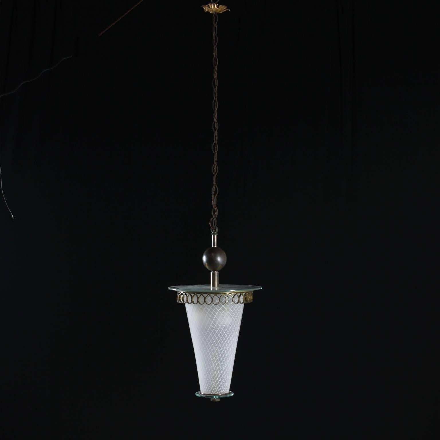 A lamp in the style of Pietro Chiesa, brass, glass, decorated glass. Manufactured in Italy, 1950s.