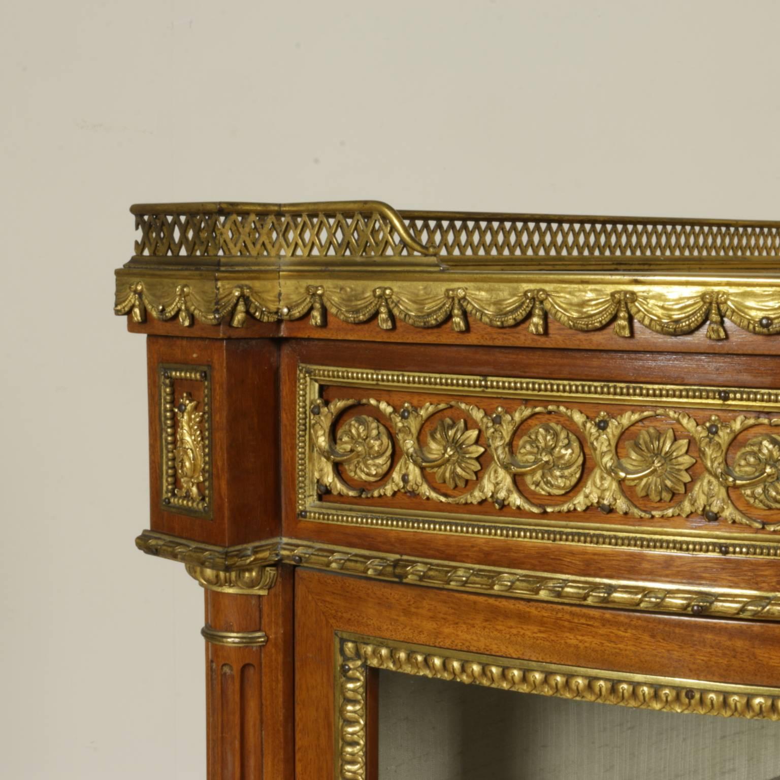 Italian Wonderful Semicircular Solid Mahogany Corner Cabinet, Italy, 19th Century