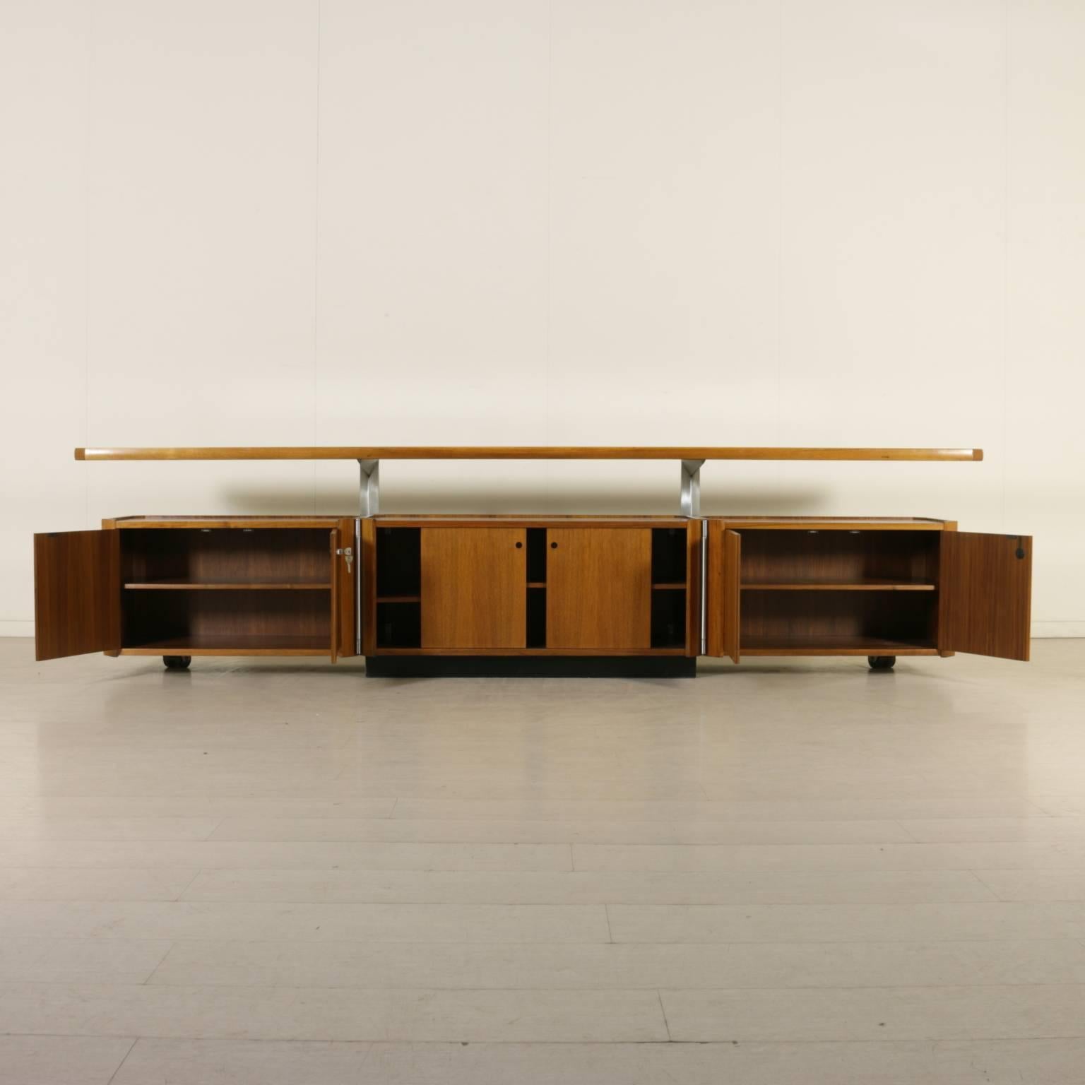 A cabinet designed by Osvaldo Borsani for Tecno, model MG 14, with side elements with adjustable inclination. Walnut veneer, metal structure. Manufactured in Italy, 1960s.