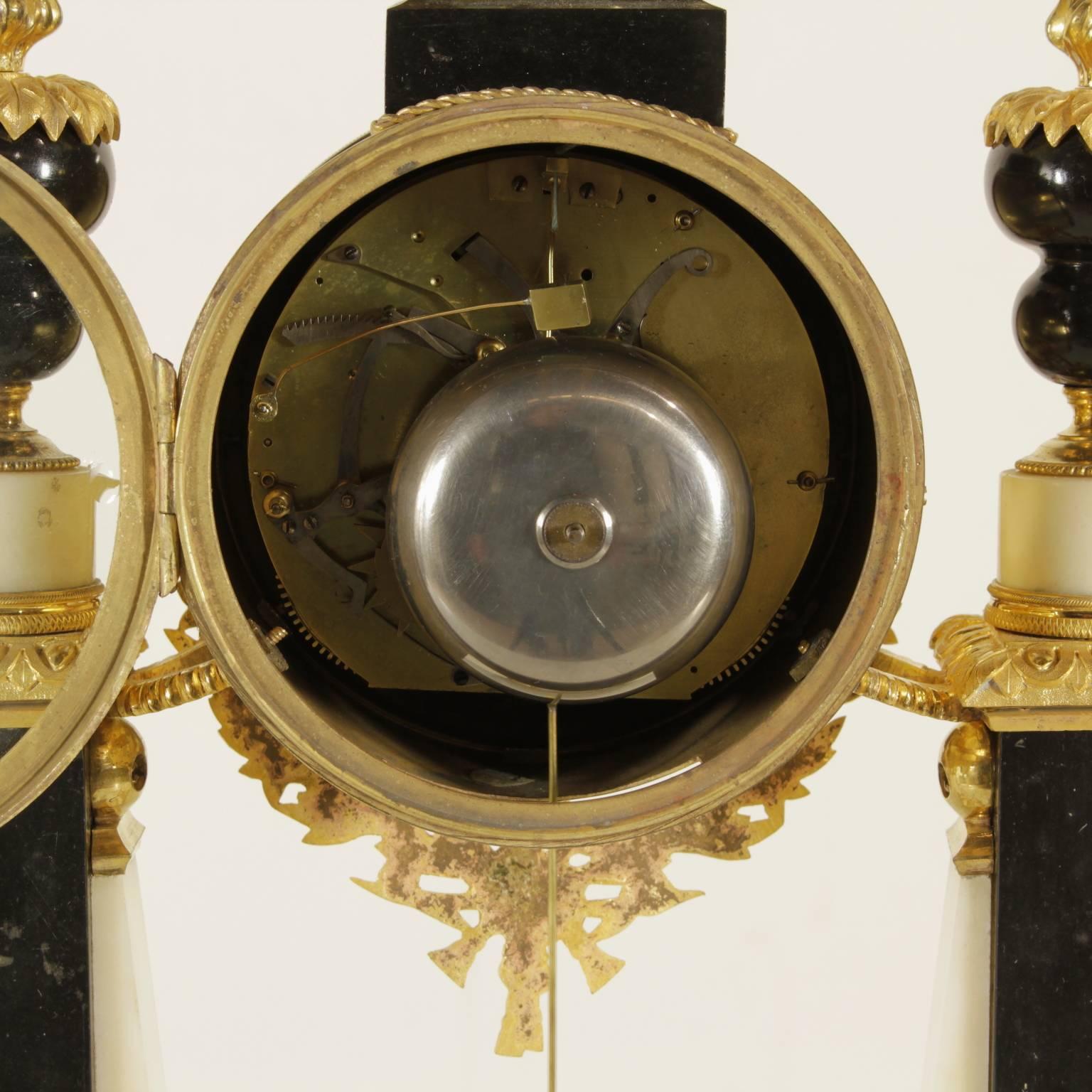 Neoclassical Round Clock Carrara Marble Bronze Brass, France, 18th Century In Good Condition In Milano, IT