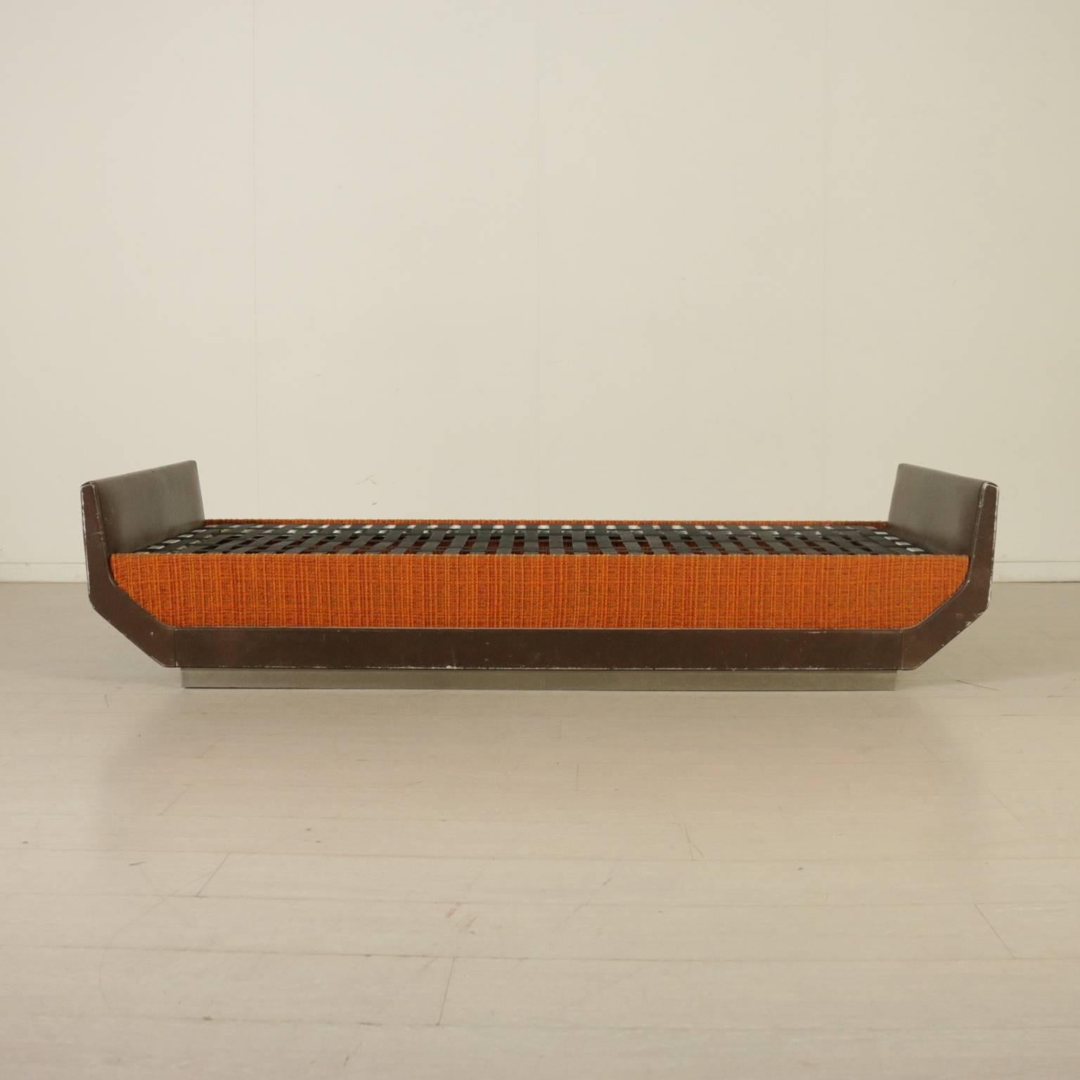 A bed designed by Giulio Moscatelli for Fomanova, wood covered with fabric and leatherette, metal mesh with braided straps. Manufactured in Italy, 1960s-1970s.