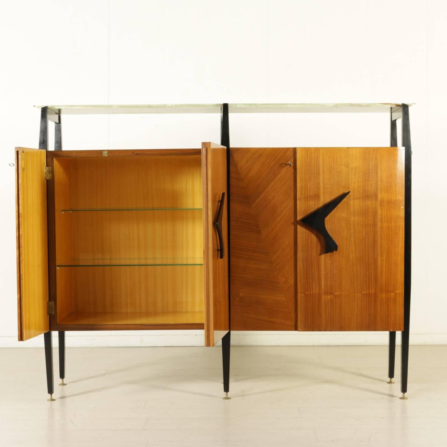 A living room cabinet designed attributed to Luigi Scremin. Lacquered wood uprights with adjustable brass feet. Mahogany veneer, maple veneered interior with glass shelves, onyx upper shelf. Manufactured in Italy, 1950s.