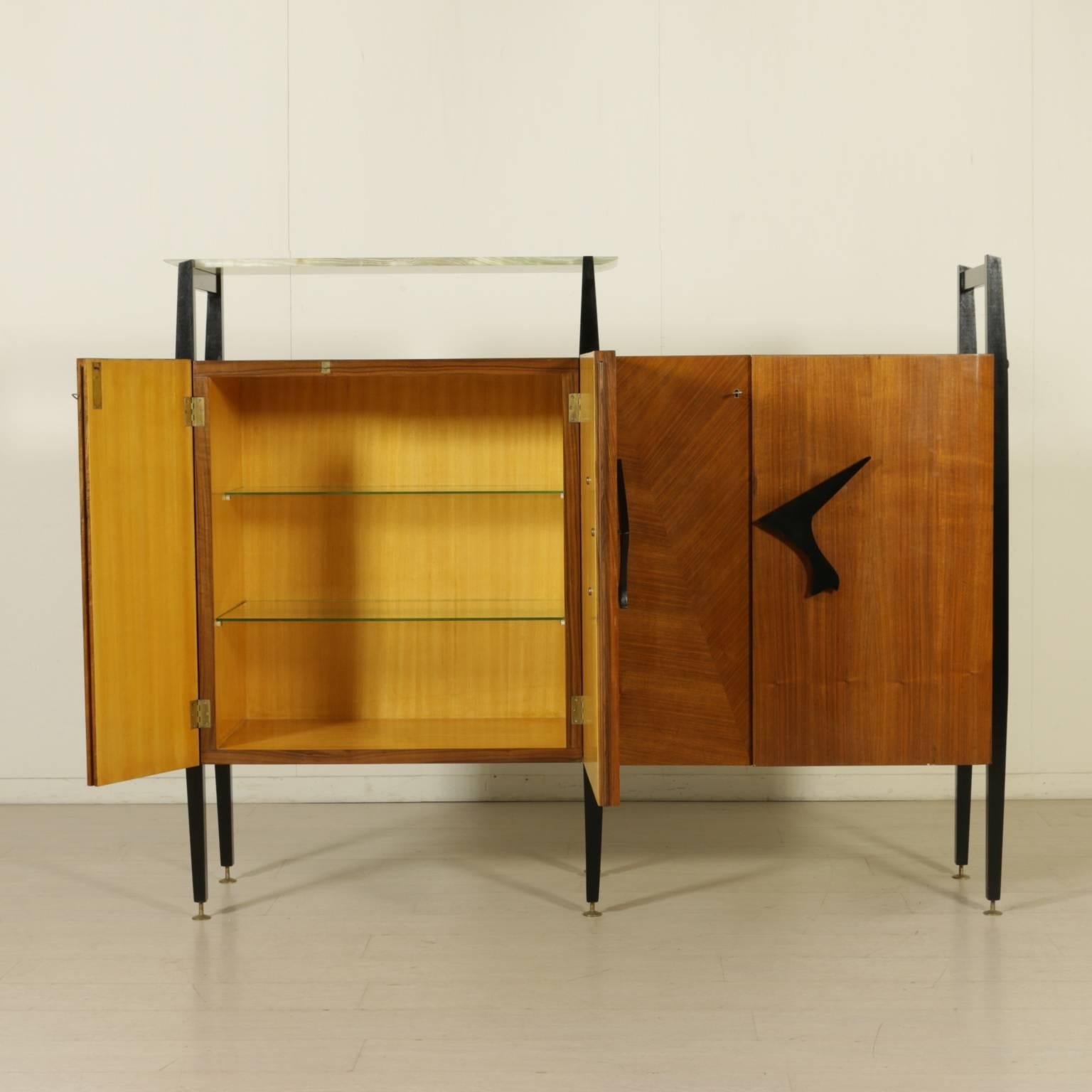 A living room cabinet designed attributed to Luigi Scremin. Lacquered wood uprights with adjustable brass feet. Mahogany veneer, maple veneered interior with glass shelves, onyx upper shelf. Manufactured in Italy, 1950s.