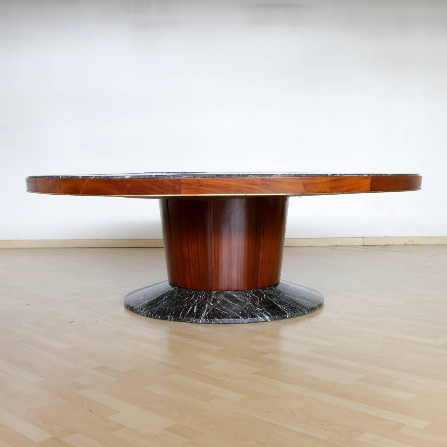 A large table attributed to Mario Quarti, walnut veneer, brass profile, 'levanto' green marble. Manufactured in Italy, 1940s.