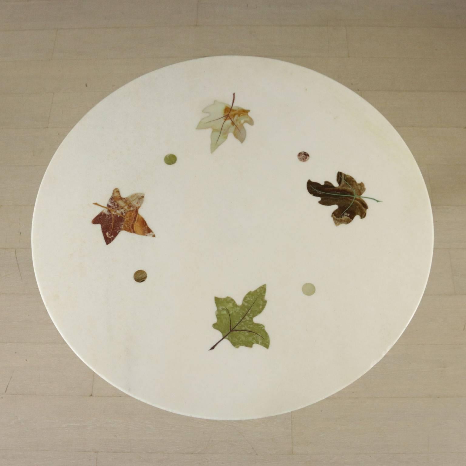 A table, stained beech base with brass decorations, brass base, marble top with inlaid floral decorations. Manufactured in Italy, 1960s.