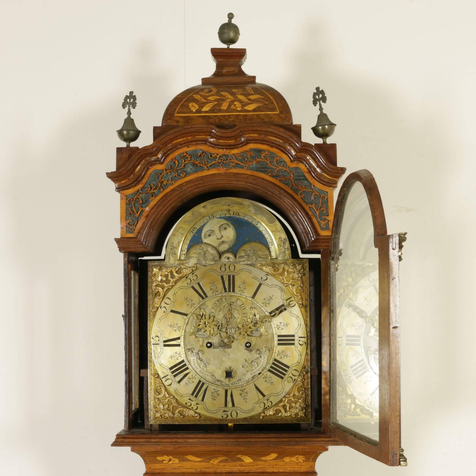 Elegant finely inlaid pendulum clock. Central door with bronze and glass frieze. Upper shaped door with glass and uprights with capitals. Refined clock face dating from 1788, Simon Jonas Groningen. Internal mechanism replaced. Turned with bronze.