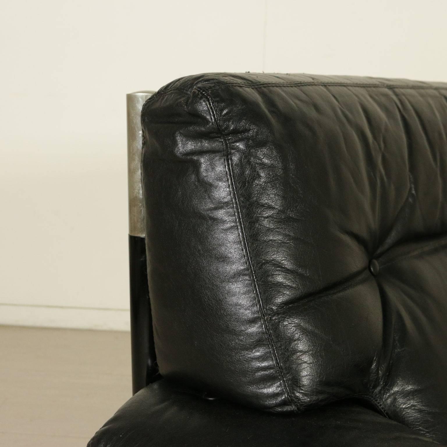 An armchair with pouf designed by Carlo de Carli for Sormani, lacquered wood, aluminum, foam cushions with leather upholstery. Manufactured in Italy, 1960s-1970s.