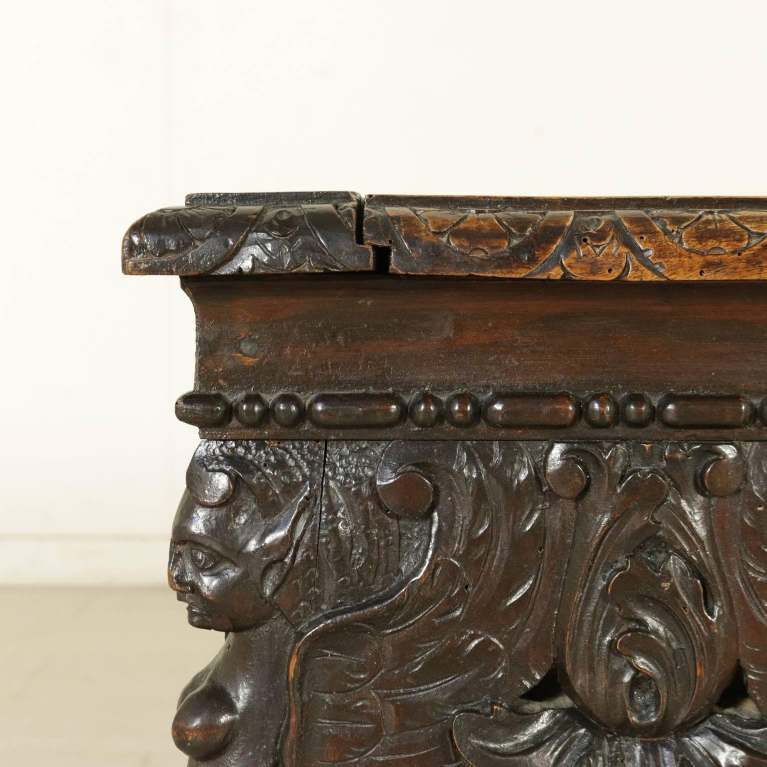 Richly Carved Walnut Bench Neo-Renaissance Style Italy 20th Century In Good Condition In Milano, IT