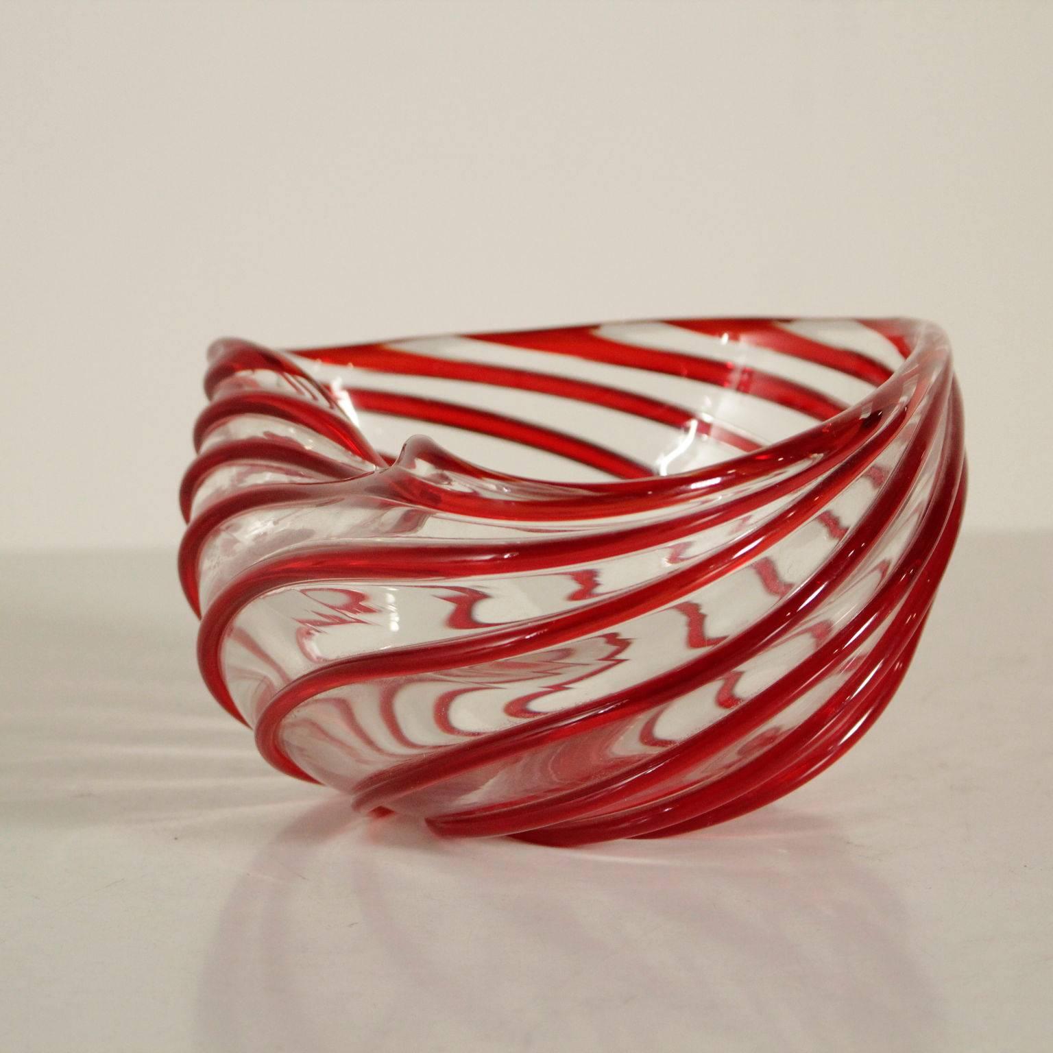 A bicolor centerpiece designed by Archimede Seguso (1909-1999), blown glass with relief spiral effect. Manufacturer brand under the base. Manufactured in Italy, 1960s.