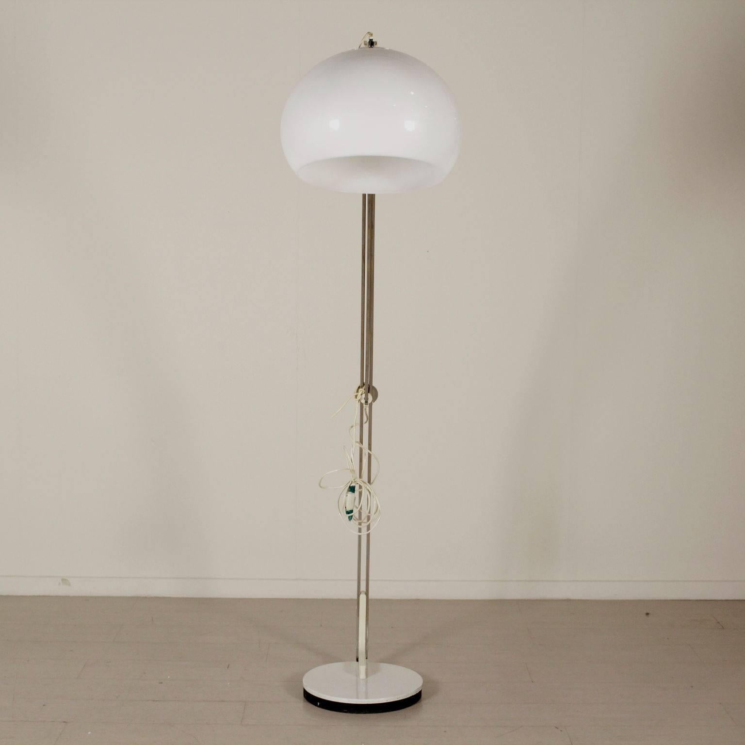An extensible floor lamp, metal, chromed aluminium, plastic material diffuser. Manufactured in Italy, 1960s.