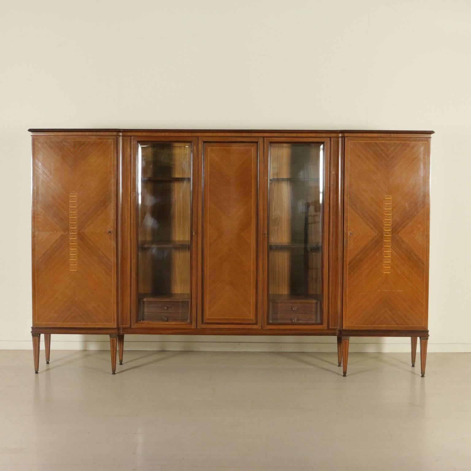 A wardrobe, rosewood veneer with inlaid threads, brass ferrules. Manufactured in Italy, 1950s.