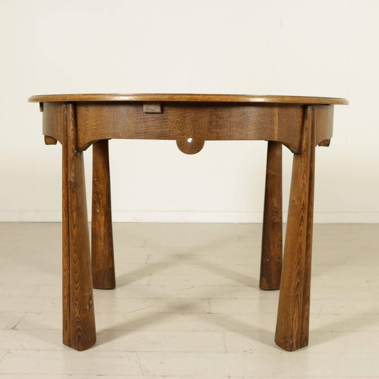 A round table, oak veneer. Manufactured in Italy, 1950s.