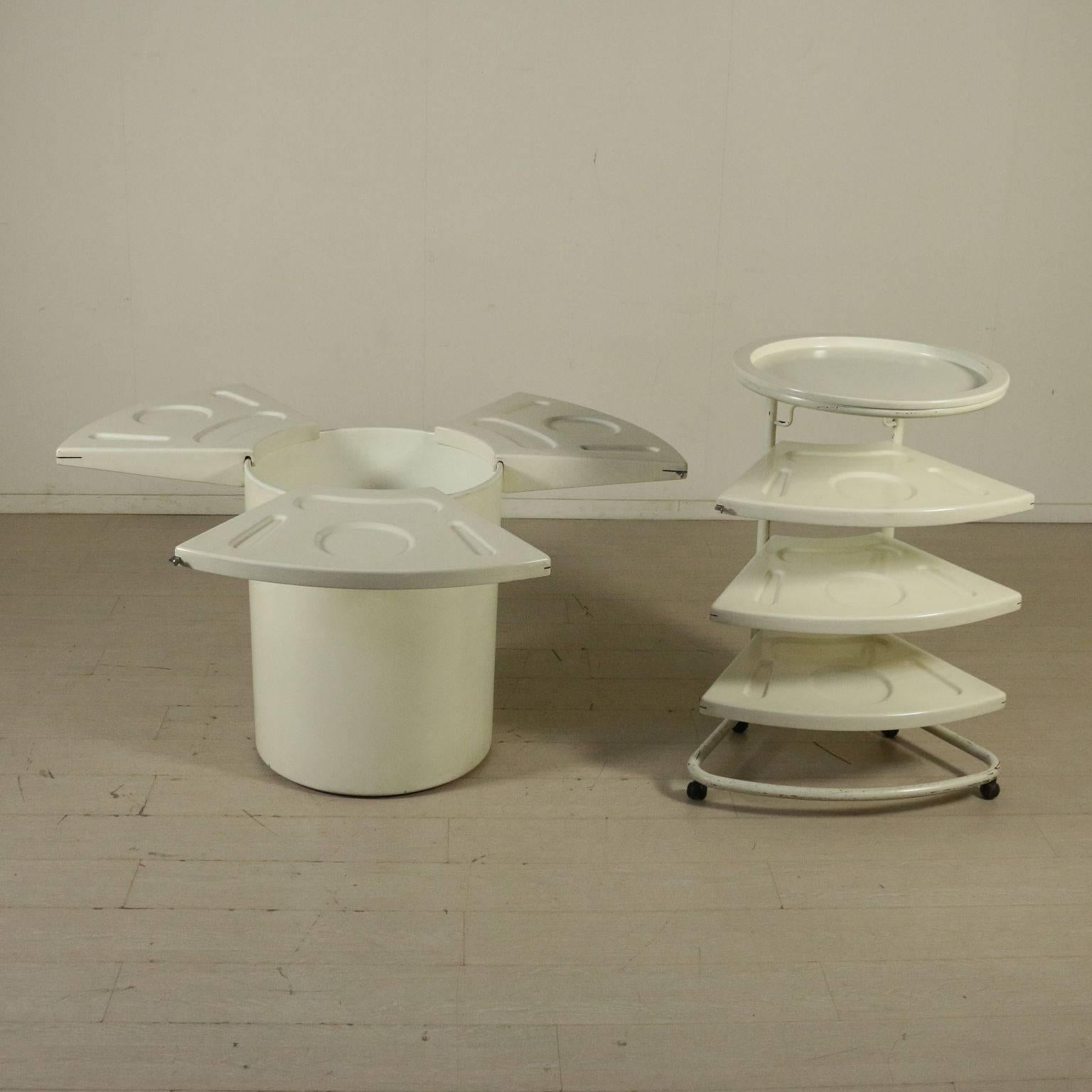 A round table designed by Fabio Lenci (1935) for Bernini. The top consists of six wedges with the prints of the table elements. The top can be disassembled and the wedges can be placed in the cart. Manufactured in Italy, 1970s.