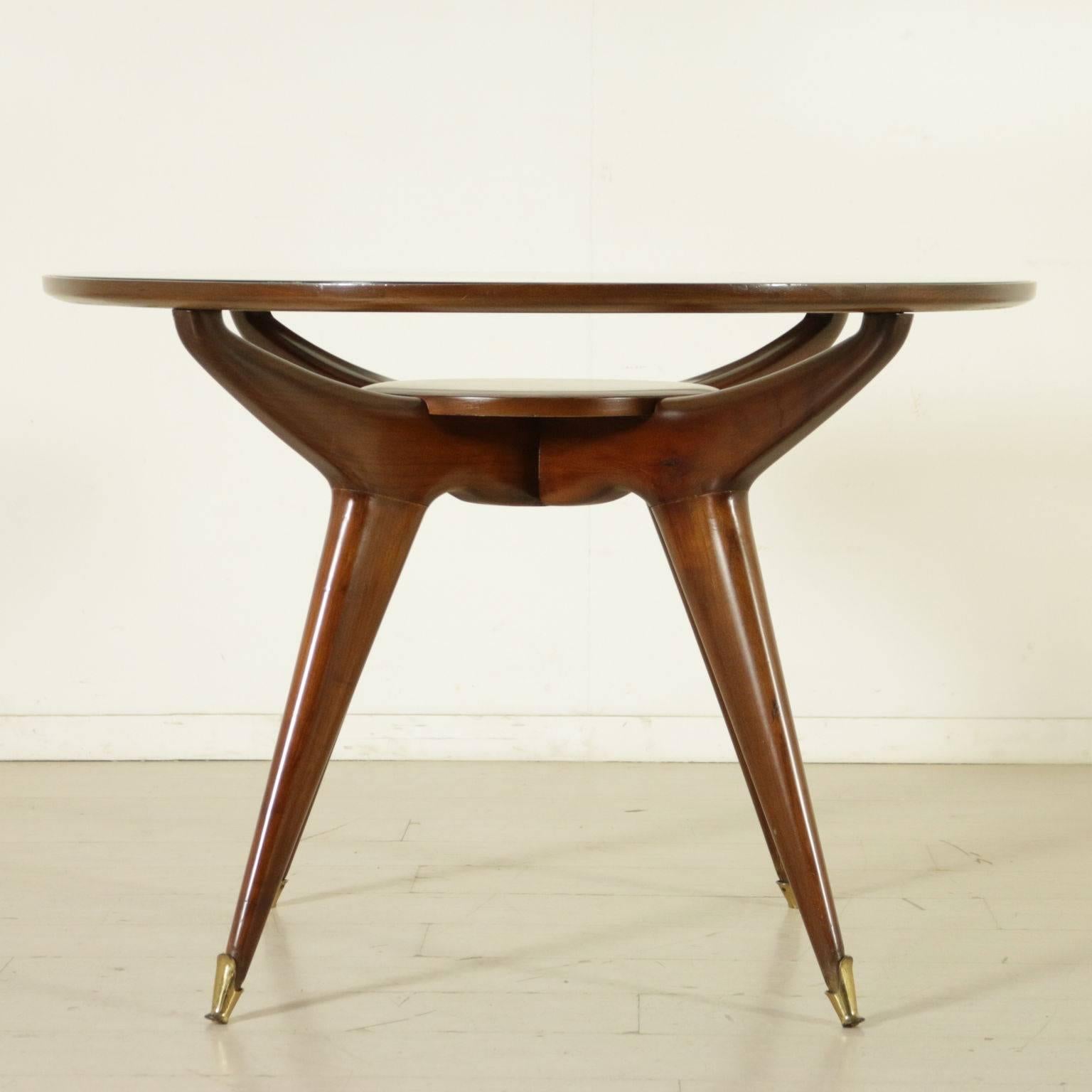 A round table designed by the architect Gambarelli. Beech and rosewood basement, transparent glass top with retro treated band, brass ferrules. Manufactured in Italy, 1958.