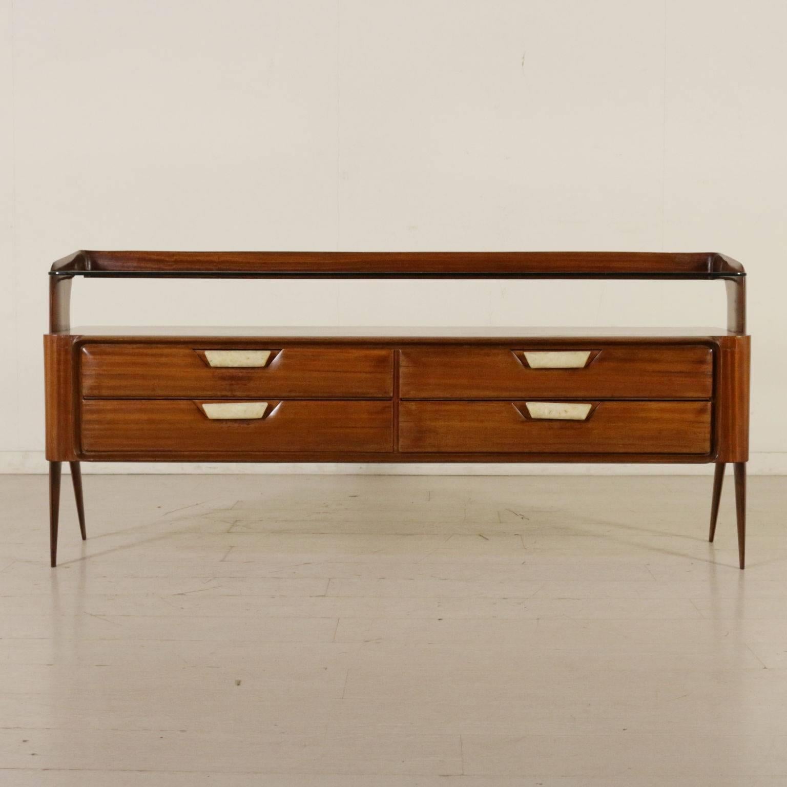 A buffet with mirror, mahogany veneer, glass shelf, onyx handles. The frame in which the mirror is included is made of brass. Manufactured in Italy, 1950s.