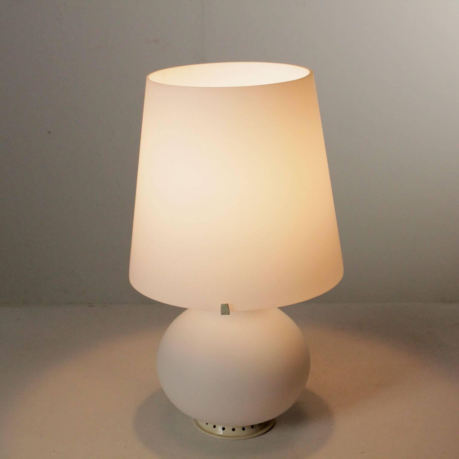 Table lamp designed by Max Ingrand (1908-1969) for FontanaArte. Opaline glass. Model: 1853. Manufactured in Milan, Italy, 1960s-1970s.