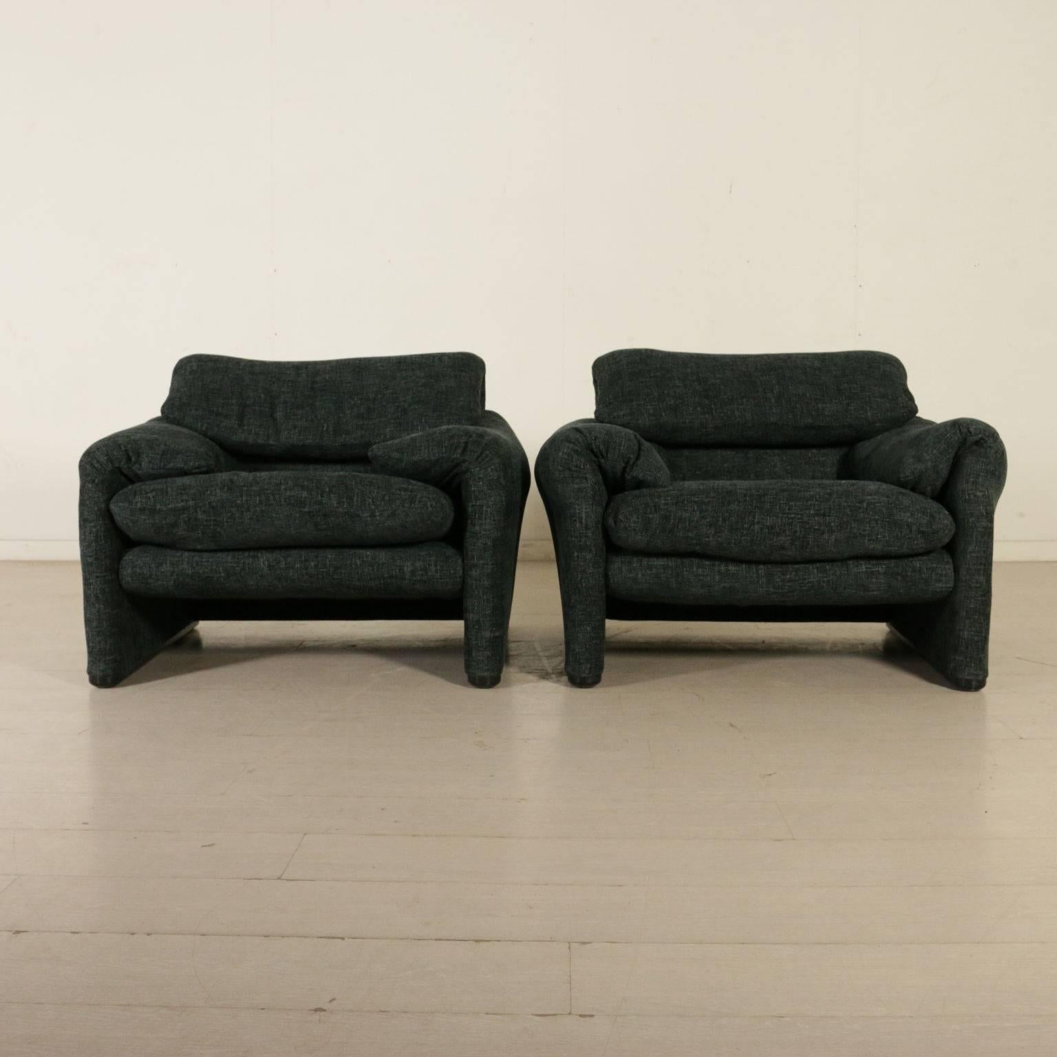 A pair of armchairs designed by Vico Magistretti (1920-2006) for Cassina. Foam padding, fabric upholstery. Model: Maralunga. Manufactured in Italy, 1970s-1980s.