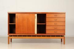 Credenza in legno di teak degli anni ’60, Ilmari Tapiovaara, prodotta in Italia