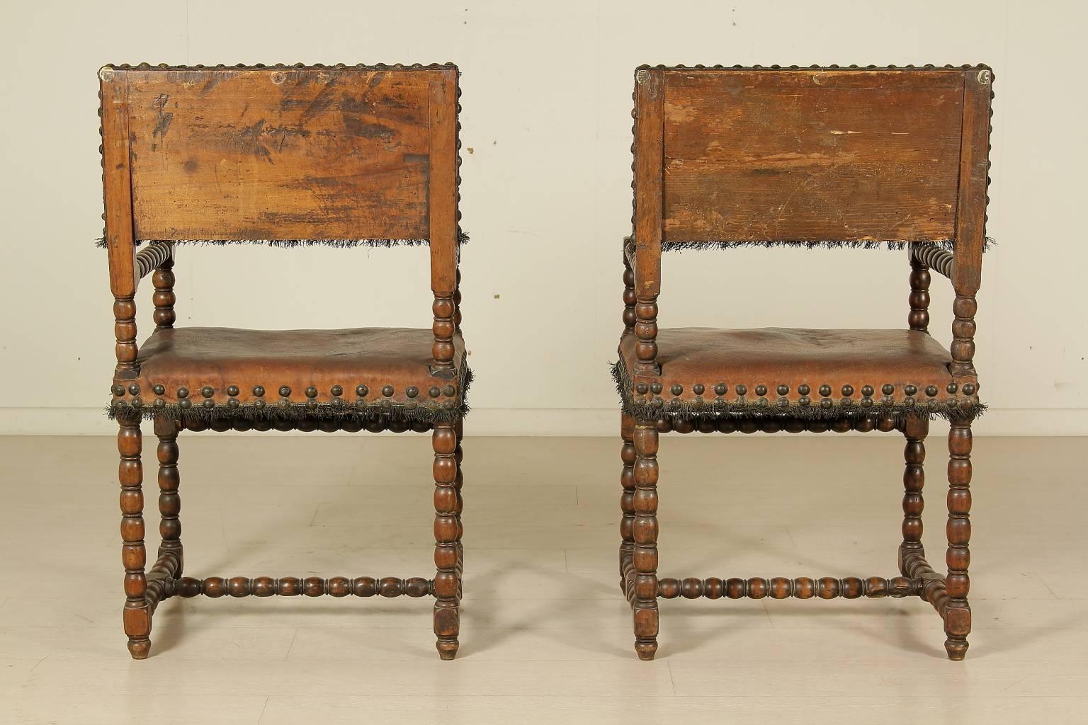 Two 17th Century Renaissance Walnut and Leather Armchairs In Good Condition In Milano, IT