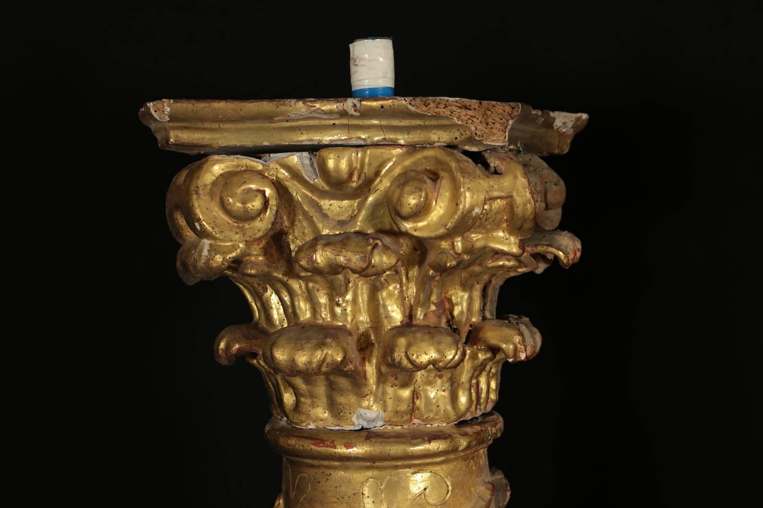 Two 17th Century Turned Gilt and Carved Columns with Corinthian Capitals In Good Condition In Milano, IT