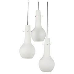 Lustre à trois lumières des années 60 avec pendants en verre blanc