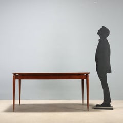 Table des années 50-60 avec plateau en verre, restaurée.