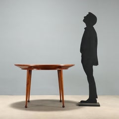 Table ronde restaurée, style années 50, avec motif en damier.