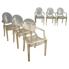 Seis sillas «Louis Ghost» de Philippe Starck para Kartell
