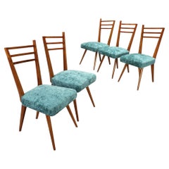 Conjunto de sillas de los años 50 y 60 restauradas, con asiento de tela azul claro.