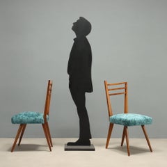 Conjunto de sillas de los años 50 y 60 restauradas, con asiento de tela azul claro.
