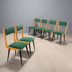 Seis sillas de comedor de los años 50 y 60, de madera y con asiento de tela verde