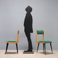 Seis sillas de comedor de los años 50 y 60, de madera y con asiento de tela verde