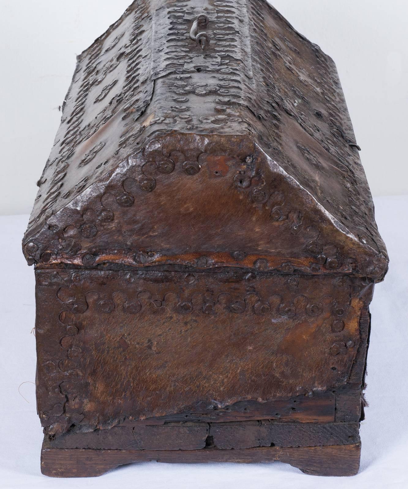 Spanish leather and wood box with ironwork 16th century.
Measures: 30 x 51 x 27.5 cm.