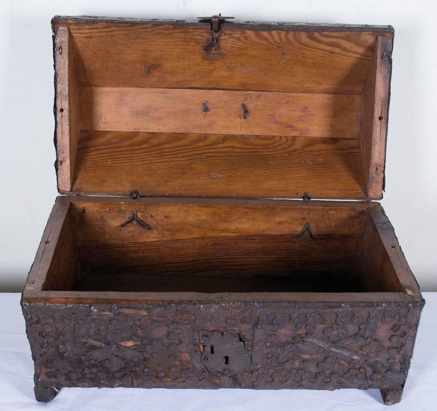 16th Century Spanish Leather and Wood Box with Ironwork In Good Condition For Sale In Barcelona, ES