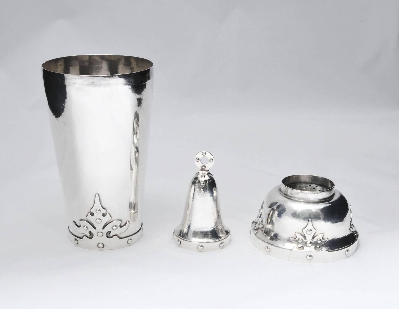 A rare American arts and crafts hand hammered silver cocktail shaker by Shreve & Co dating from around 1915. Shreve & Co was the leading West coast jeweller and silver retailer based in San Francisco, akin to Tiffany at that time. The shaker