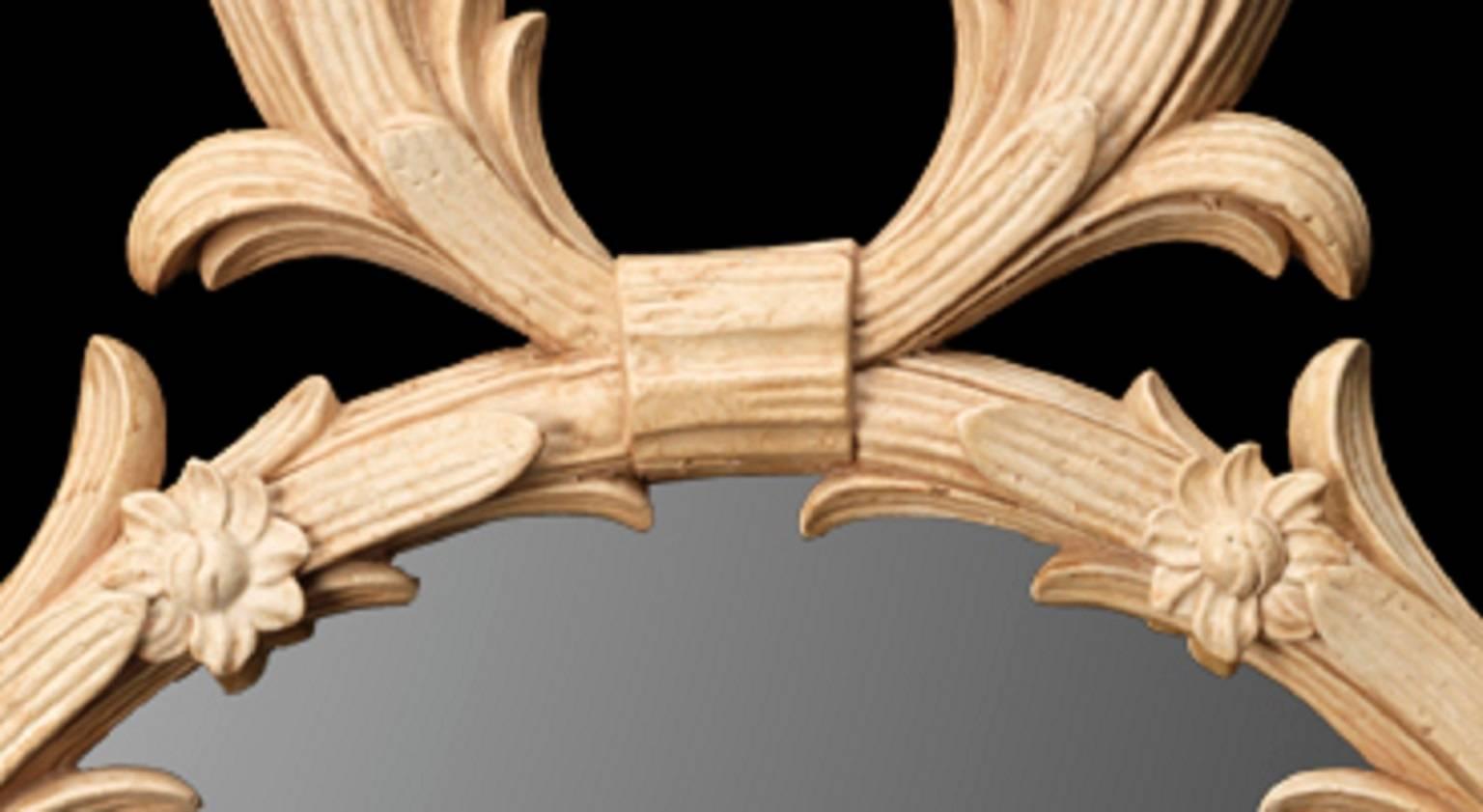 Ein geschnitzter Spiegel aus vergoldetem Holz nach Entwürfen von John Linnell. Der Rahmen besteht aus zwei gekreuzten Palmenzweigen mit Bändern, die von geschnitzten Blütenköpfen unterbrochen werden. Von Jonathan Sainsbury UK Ltd.

Geeignet für das