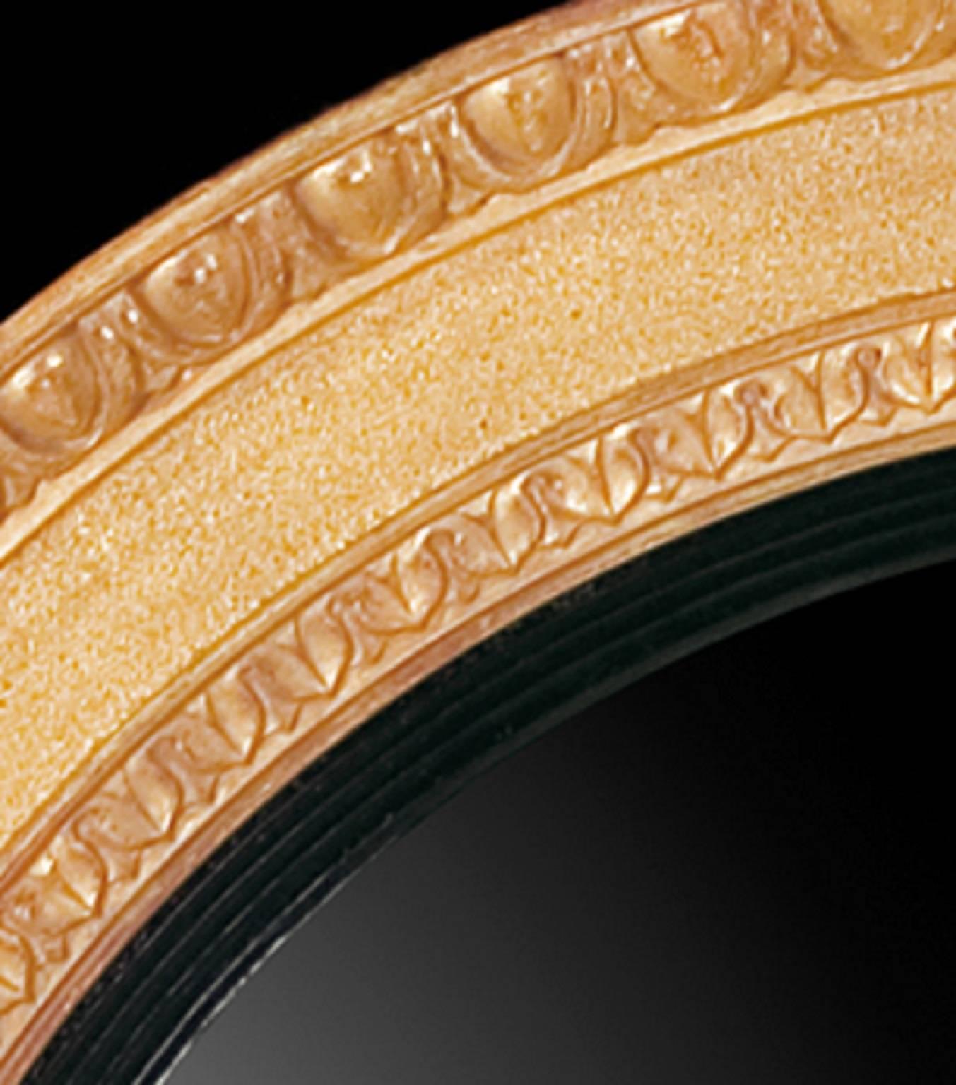 Questo specchio rotondo convesso dal design Regency si basa su un minimo di decorazione. La lastra dello specchio ha una cornice ebanizzata e ribattuta e una cornice interna intagliata a forma di foglia. La cornice esterna è intagliata con una