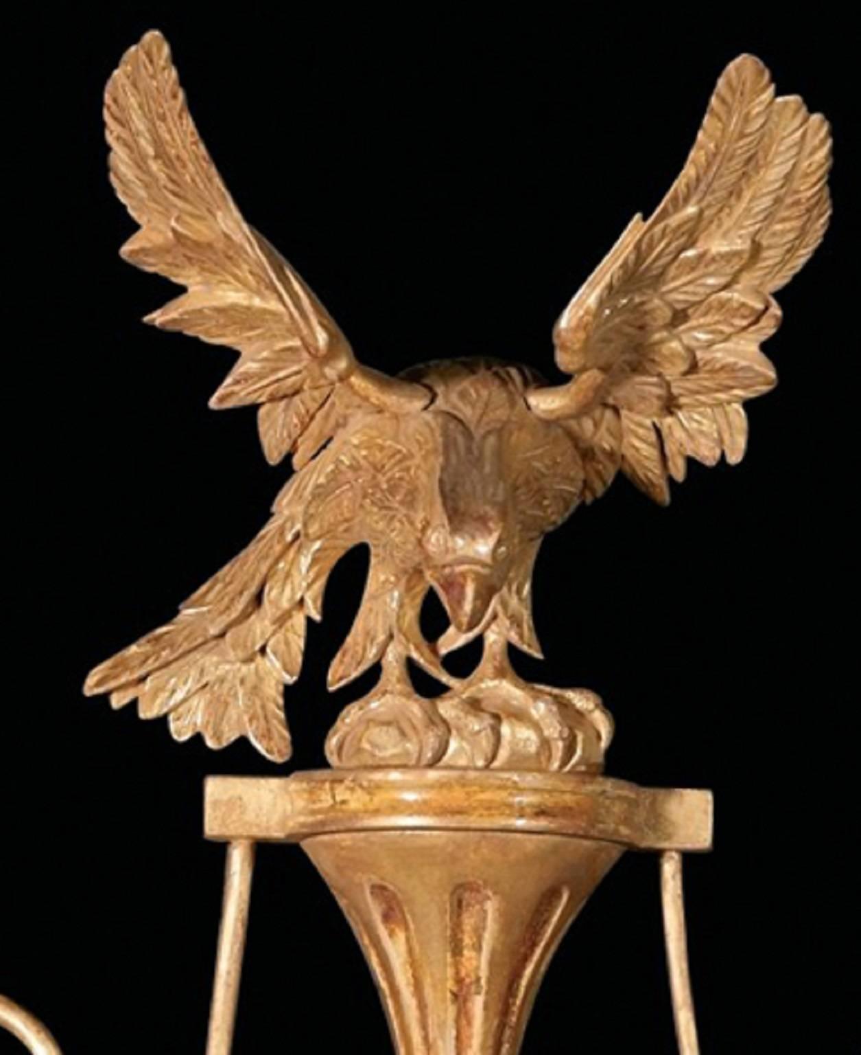 Eine geschnitzte Girandole aus Goldholz mit frühem Regency-Design. Die konvexe Spiegelplatte befindet sich in einem mit vergoldeten Kugeln verzierten Rahmen und hat ein geschnitztes Adlerwappen, das auf einer sich verjüngenden Halterung ruht, die