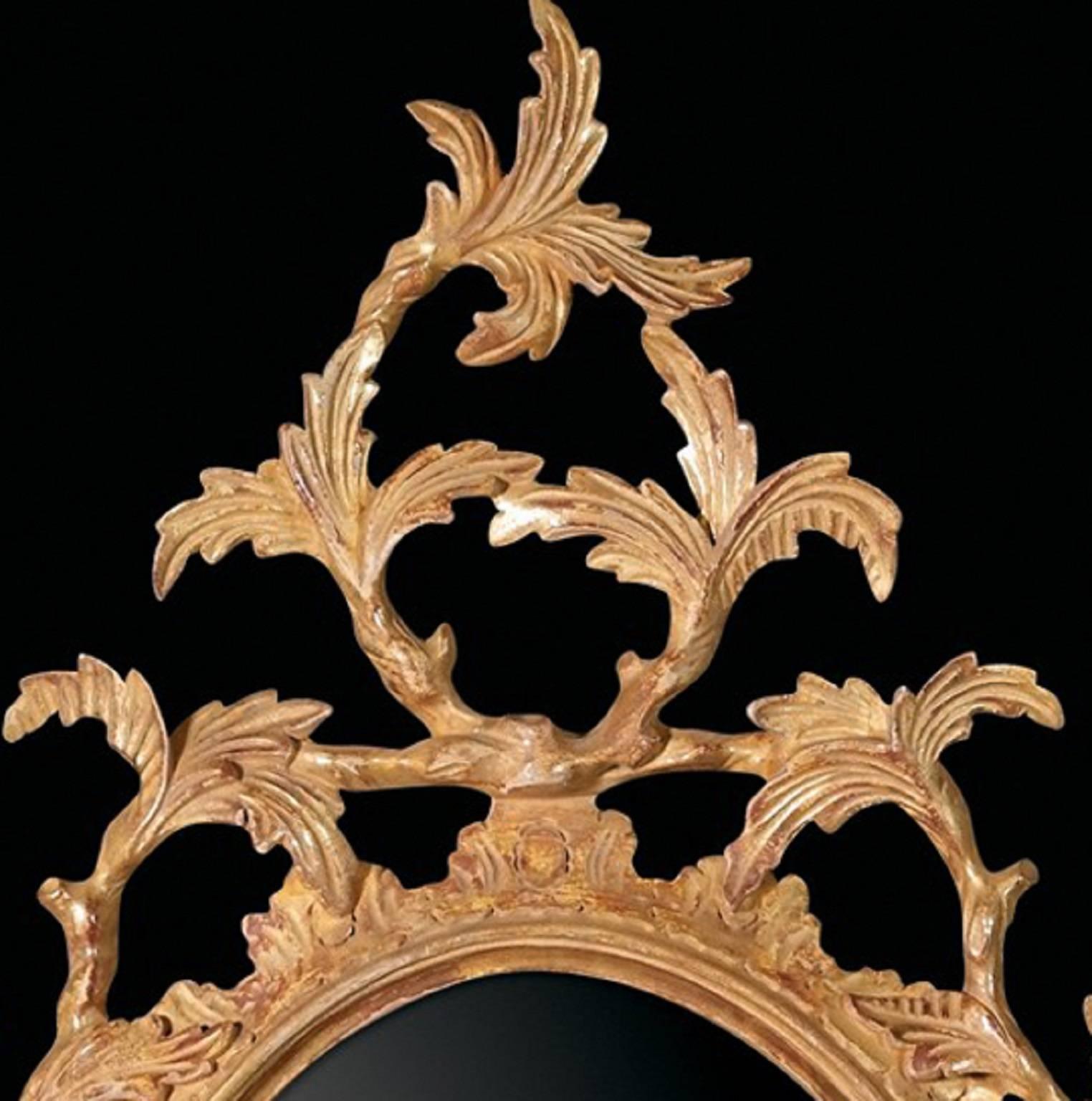 Pareja de pequeños espejos ovalados Chippendale a la manera de Thomas Chippendale Hecho a mano en venta